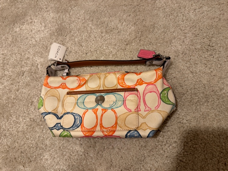 ポーチ（ブランド財布・小物）の商品画像 - 査定依頼日：2025年11月14日 - 最高査定価格：1,500円