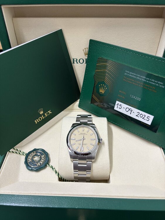 Oyster Perfetual 34（高級時計）の商品画像 - 査定依頼日：2026年3月2日 - 最高査定価格：1,200,000円