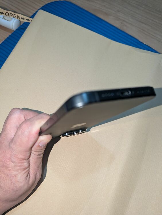 iPhone 16 Pro Max 256GB SIMフリー（スマホ）の商品画像 - 査定依頼日：2025年11月19日 - 最高査定価格：136,000円