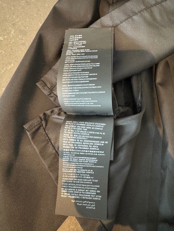 PRADAナイロンジャケット（古着・ファッション）の商品画像 - 査定依頼日：2025年2月6日 - 最高査定価格：35,000円