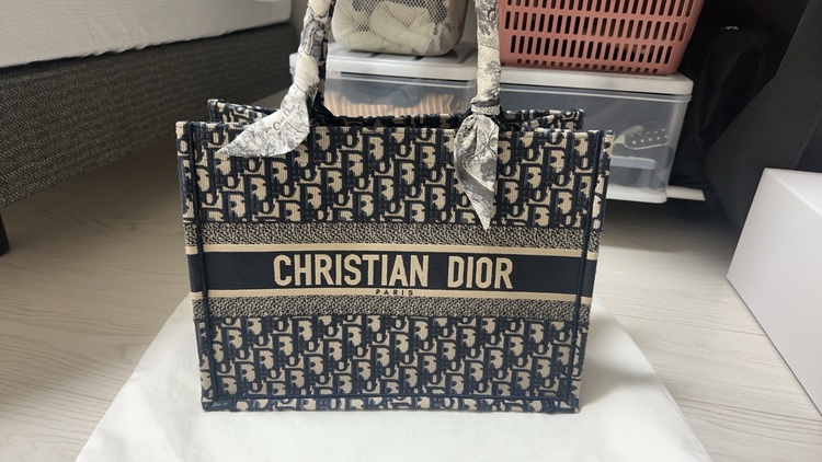 ブックトート ミディアム（ブランドバッグ）の商品画像 - 査定依頼日：2025年9月24日 - 最高査定価格：205,000円