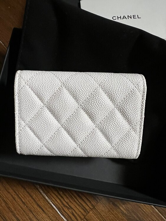 三つ折り財布　キャビアスキン（ブランド財布・小物）の商品画像 - 査定依頼日：2025年5月26日 - 最高査定価格：80,000円