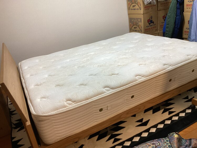 シモンズベッドクイーンサイズのフレームとマット（家具・寝具）の商品画像 - 査定依頼日：2025年4月9日 - 最高査定価格：31,500円