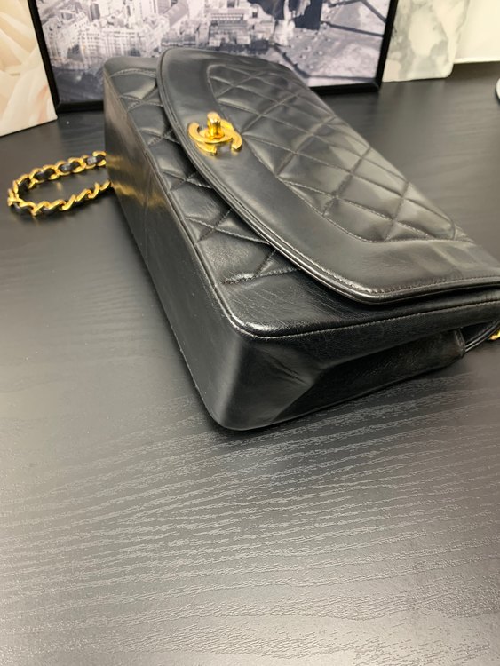 ショルダーバッグ A01165 ダイアナフラップマトラッセ ラムスキン 黒（ブランドバッグ）の商品画像 - 査定依頼日：2022年9月22日 - 最高査定価格：400,000円