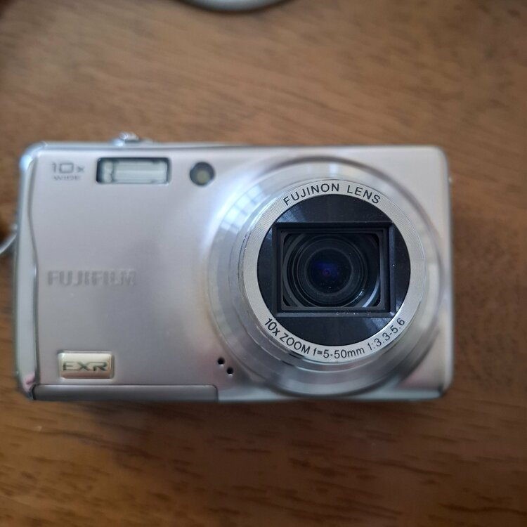 Fine Pix F80EXR（カメラ）の商品画像 - 査定依頼日：2026年4月17日 - 最高査定価格：6,100円