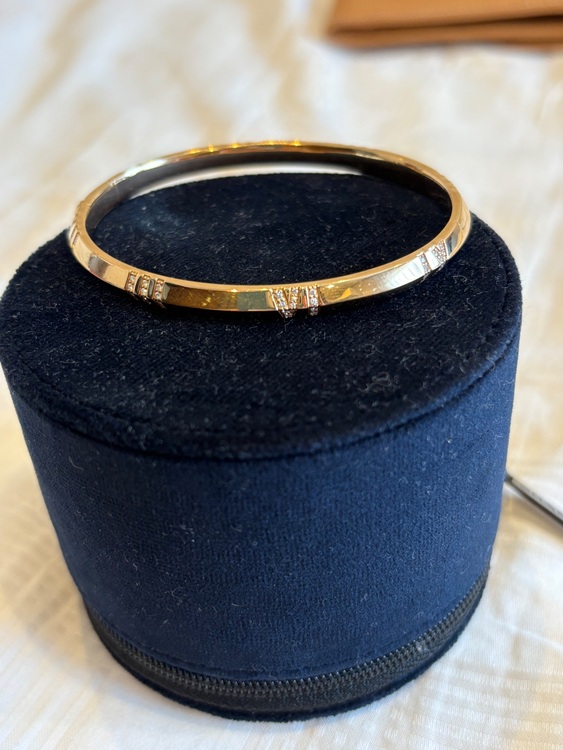 Tiffany アトラス X クローズド ナロー ヒンジ バングル 0.33CT（金・貴金属）の商品画像 - 査定依頼日：2025年8月23日 - 最高査定価格：750,000円