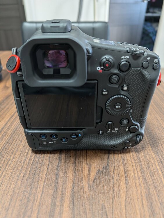 EOS R1（カメラ）の商品画像 - 査定依頼日：2026年2月18日 - 最高査定価格：630,000円