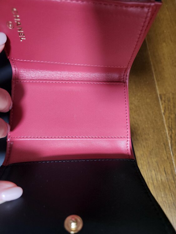 ディズヌフ三つ折りウォレット（ブランド財布・小物）の商品画像 - 査定依頼日：2026年10月14日 - 最高査定価格：50,000円