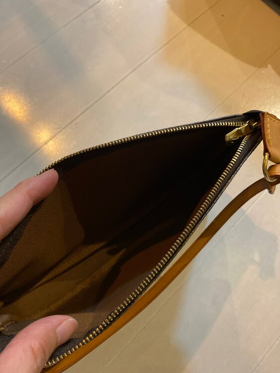 ポーチ（ブランドバッグ）の商品画像 - 査定依頼日：2025年3月18日 - 最高査定価格：50,000円