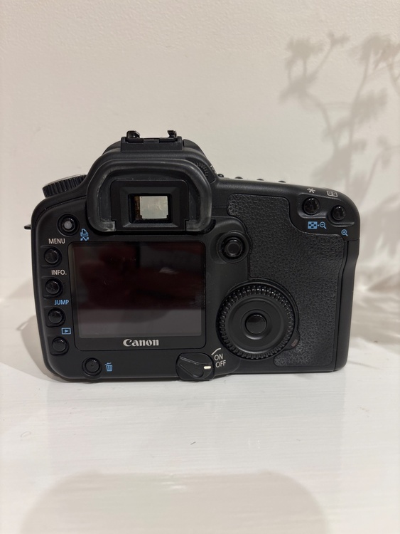 EOS 30D（カメラ）の商品画像 - 査定依頼日：2026年4月10日 - 最高査定価格：14,100円