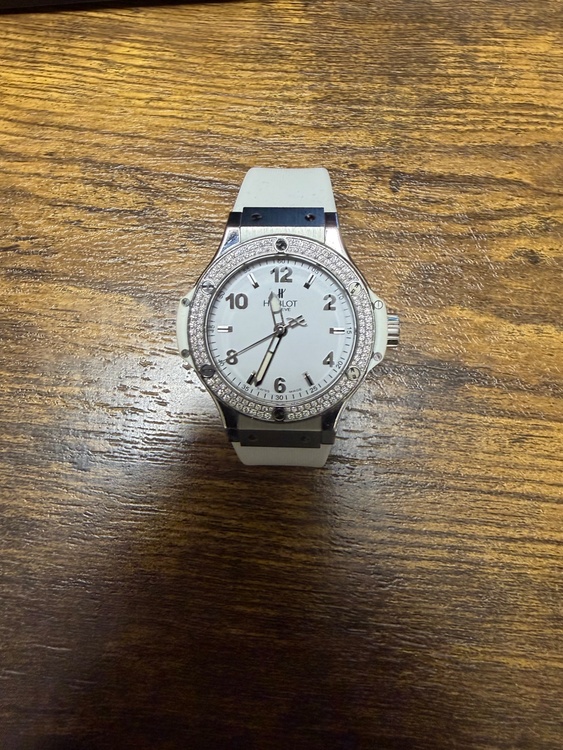 ウブロ ビックバン スチールホワイト ダイヤモンド 38mm（高級時計）の商品画像 - 査定依頼日：2026年9月18日 - 最高査定価格：825,000円