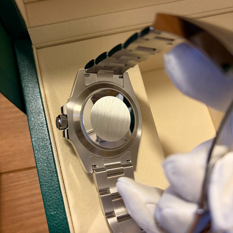 ROLEX ロレックス サブマリーナー デイト グリーンサブ オイスタースチール 未使用（高級時計）の商品画像 - 査定依頼日：2026年8月20日 - 最高査定価格：2,600,000円