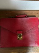 ルイヴィトン　LOUISVUITTON ブリーフケース セルヴィエット　エピ ビ（ブランドバッグ）の商品画像 - 査定依頼日：2025年2月27日 - 最高査定価格：10,000円