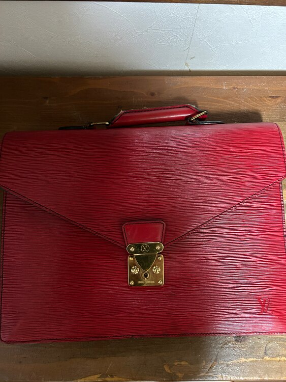 ルイヴィトン　LOUISVUITTON ブリーフケース セルヴィエット　エピ ビ（ブランドバッグ）の商品画像 - 査定依頼日：2025年2月27日 - 最高査定価格：10,000円