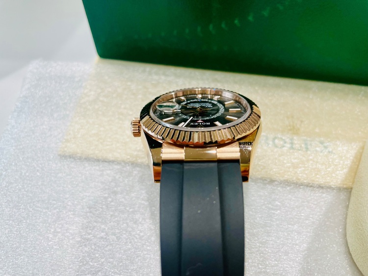 ロレックス スカイドゥエラー 336235（高級時計）の商品画像 - 査定依頼日：2025年6月23日 - 最高査定価格：6,200,000円