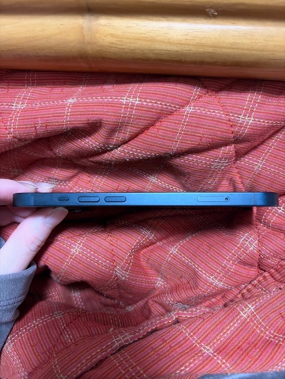 iPhone 13 128GB au（スマホ）の商品画像 - 査定依頼日：2026年1月10日 - 最高査定価格：33,000円