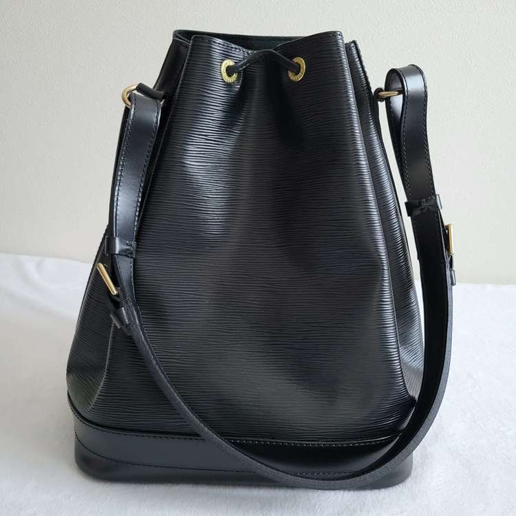 エピノエ　ショルダー（ブランドバッグ）の商品画像 - 査定依頼日：2022年8月25日 - 最高査定価格：35,000円