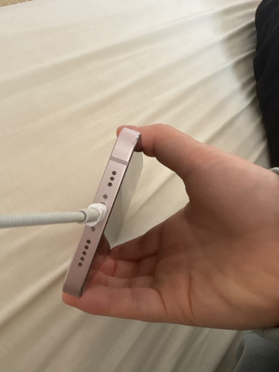 iPhone 13 128GB docomo（スマホ）の商品画像 - 査定依頼日：2025年6月7日 - 最高査定価格：28,000円