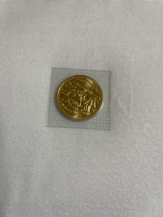 天皇在位60年記念10万円金貨（金・貴金属）の商品画像 - 査定依頼日：2026年5月8日 - 最高査定価格：483,040円