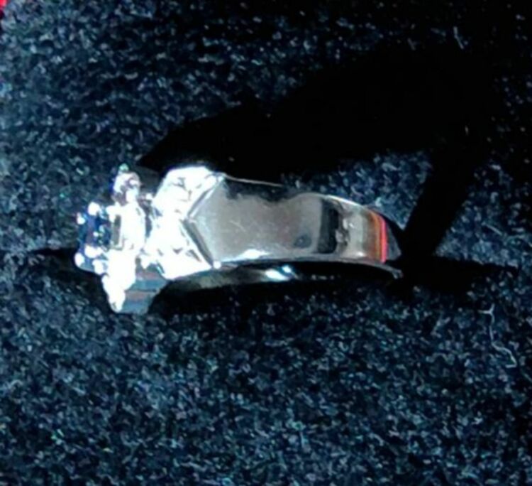 サファイヤリング。鑑定書見つからず（宝石）の商品画像 - 査定依頼日：2025年11月12日 - 最高査定価格：100,000円