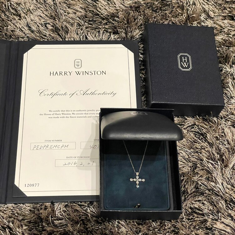 ハリーウィンストン ペアシェイプミニクロス ネックレス（金・貴金属）の商品画像 - 査定依頼日：2024年4月4日 - 最高査定価格：330,000円