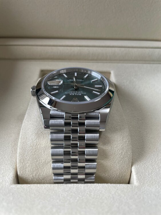 ロレックス デイトジャスト 126300（高級時計）の商品画像 - 査定依頼日：2025年4月11日 - 最高査定価格：1,630,000円