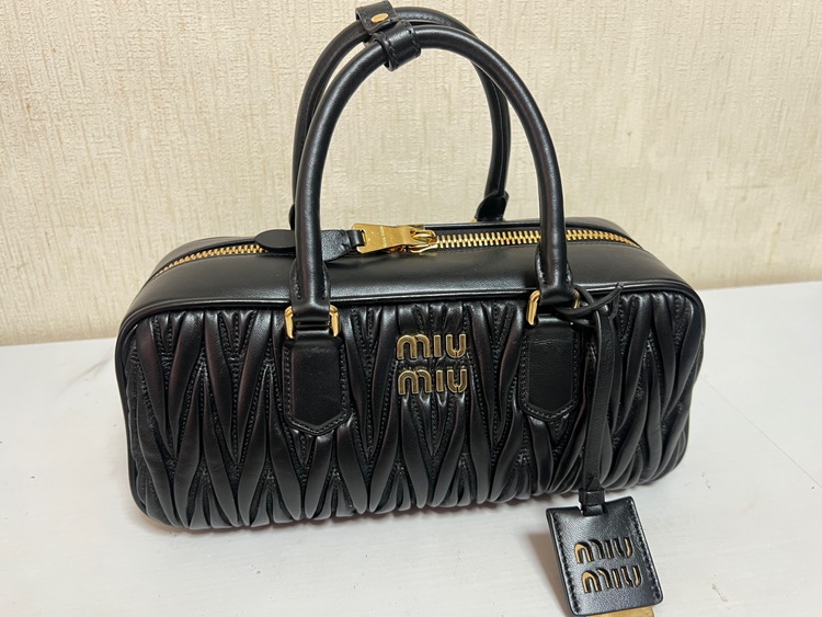 ミュウミュウ  （ブランドバッグ）の商品画像 - 査定依頼日：2025年7月28日 - 最高査定価格：270,000円