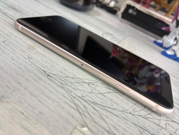 iPhone iPhone SE (第 3 世代) 128GB au（スマホ）の商品画像 - 査定依頼日：2026年8月2日 - 最高査定価格：22,000円