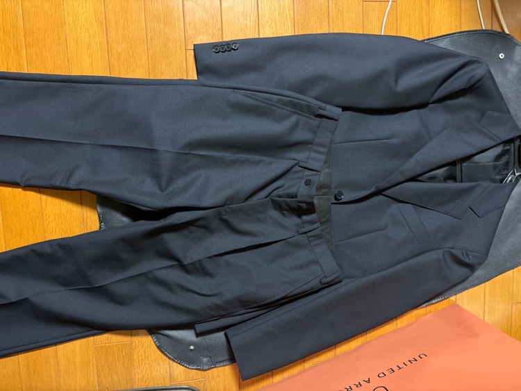 スーツ（古着・ファッション）の商品画像 - 査定依頼日：2025年10月7日 - 最高査定価格：100,000円