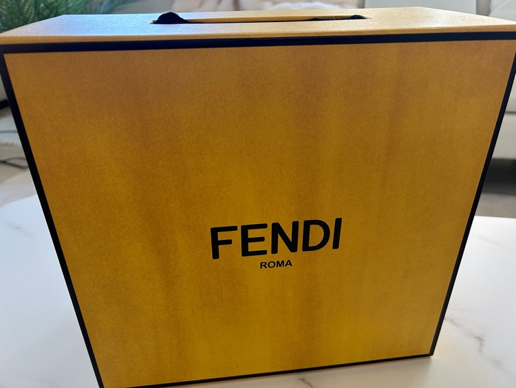 ミニのFENDIピーカブー（ブランドバッグ）の商品画像 - 査定依頼日：2026年2月15日 - 最高査定価格：230,000円