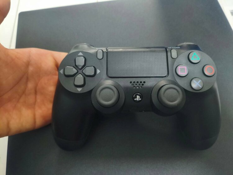 ps4 pro cuh7000B（ゲーム機本体・ゲームソフト）の商品画像 - 査定依頼日：2026年4月1日 - 最高査定価格：18,000円