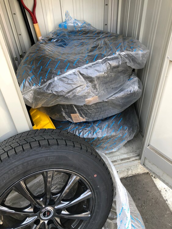 スタッドレスタイヤセット（カー用品）の商品画像 - 査定依頼日：2025年4月10日 - 最高査定価格：4,000円