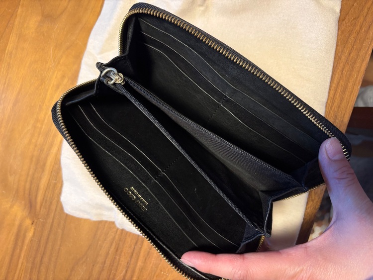 スタースタッズ ラウンドファスナー長財布　黒　レザー　シルバー金具（ブランド財布・小物）の商品画像 - 査定依頼日：2025年10月15日 - 最高査定価格：100,000円