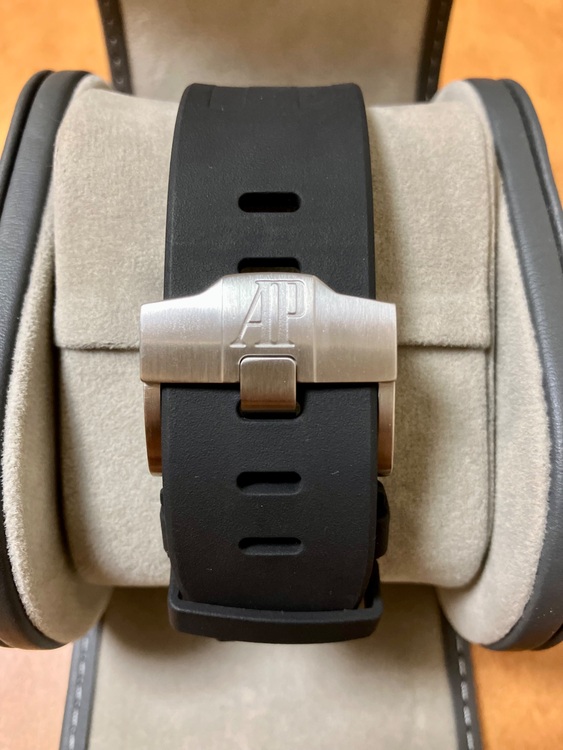 ロイヤルオークオフショアダイバー（高級時計）の商品画像 - 査定依頼日：2025年8月16日 - 最高査定価格：2,500,000円