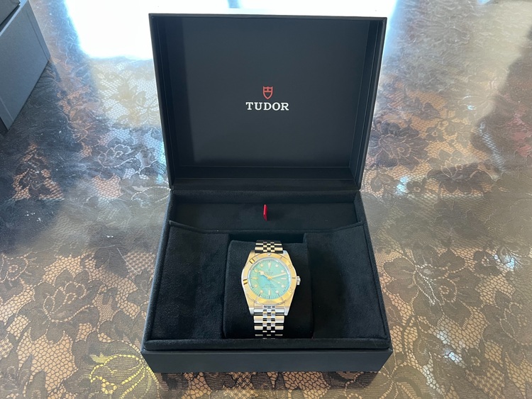 ブラックベイ54ラグーンブルー（高級時計）の商品画像 - 査定依頼日：2025年9月20日 - 最高査定価格：700,000円