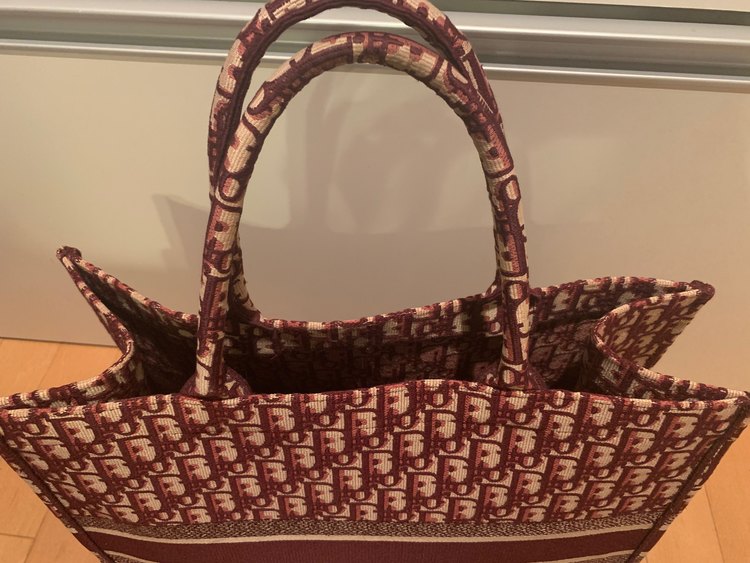 ブックトート　ディオールオブリークエンブロイダリー（ブランドバッグ）の商品画像 - 査定依頼日：2023年1月17日 - 最高査定価格：230,000円