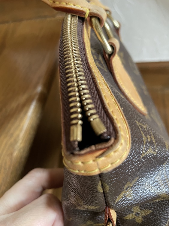 ルイヴィトン ロックイット（ブランドバッグ）の商品画像 - 査定依頼日：2022年8月13日 - 最高査定価格：35,000円