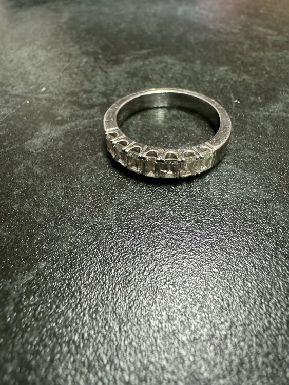 ダイヤモンド　pt950指輪（宝石）の商品画像 - 査定依頼日：2024年2月21日 - 最高査定価格：250,000円