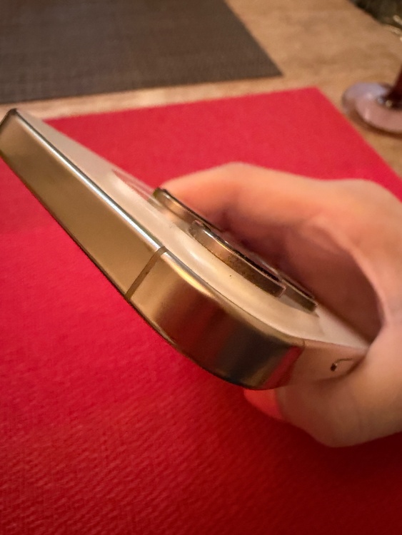iPhone iPhone 16 Pro 1TB au（スマホ）の商品画像 - 査定依頼日：2026年6月10日 - 最高査定価格：136,000円