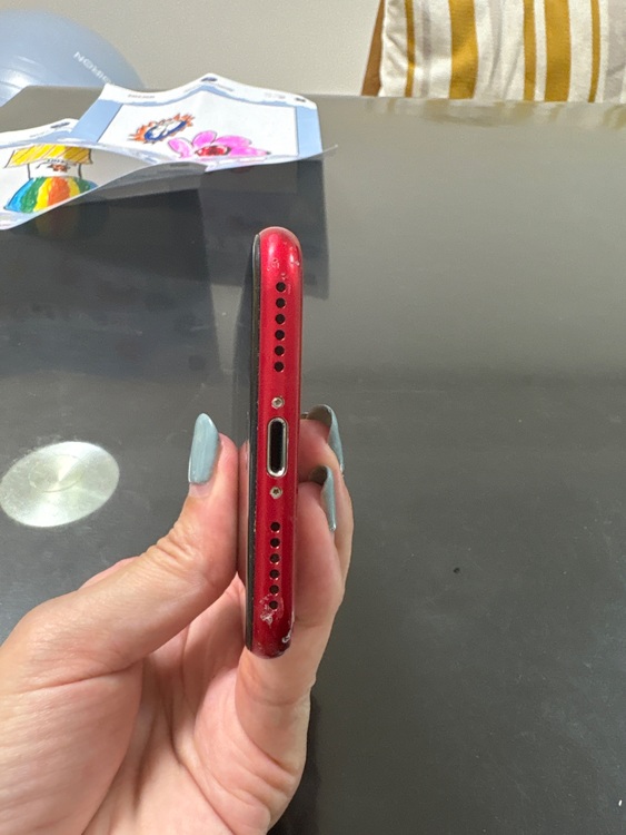 iPhone8 赤（スマホ）の商品画像 - 査定依頼日：2025年7月31日 - 最高査定価格：2,000円