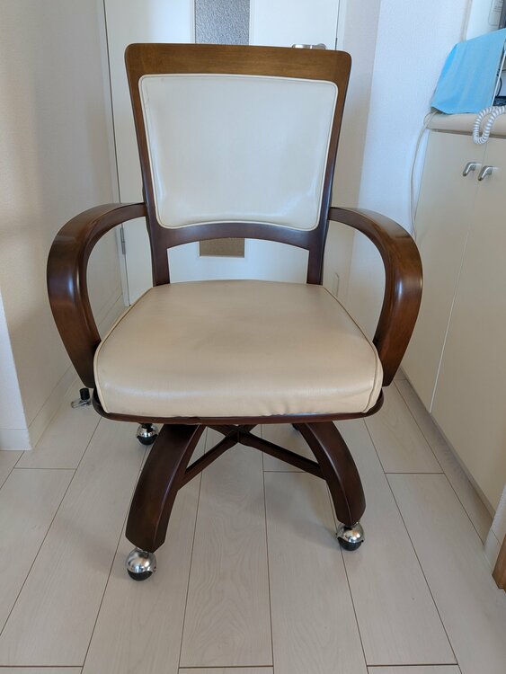 ダイニングテーブルの椅子4脚（家具・寝具）の商品画像 - 査定依頼日：2026年1月22日 - 最高査定価格：5,000円