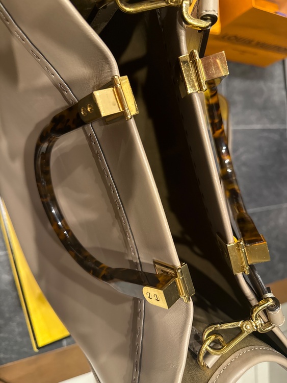 フェンディ サンシャイン ミディアム（ブランドバッグ）の商品画像 - 査定依頼日：2025年8月4日 - 最高査定価格：100,000円