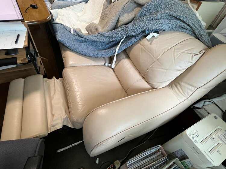 リクライニングできる総牛革のソファー　おおよそ、220ｘ95ｘ100（家具・寝具）の商品画像 - 査定依頼日：2026年8月11日 - 最高査定価格：5,000円
