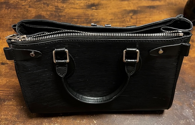 Louis Vuitton エピ ショルダーバッグ（ブランドバッグ）の商品画像 - 査定依頼日：2026年5月26日 - 最高査定価格：165,000円