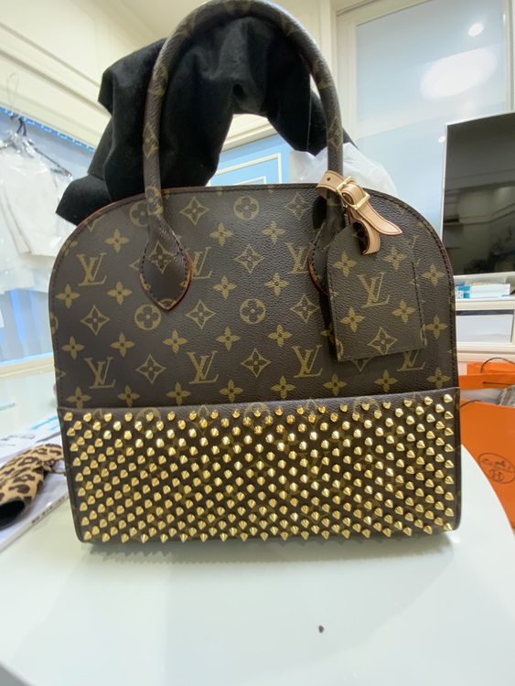 クリスチャンルブタンとコラボバック（ブランドバッグ）の商品画像 - 査定依頼日：2022年8月1日 - 最高査定価格：230,000円