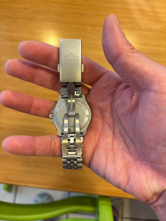 タグホイヤーフォーミュラ1 KITH（高級時計）の商品画像 - 査定依頼日：2025年4月13日 - 最高査定価格：240,000円