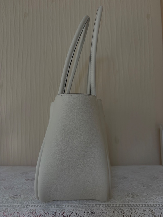 ミディアムレザーショルダーバッグ（ブランドバッグ）の商品画像 - 査定依頼日：2026年4月7日 - 最高査定価格：210,000円