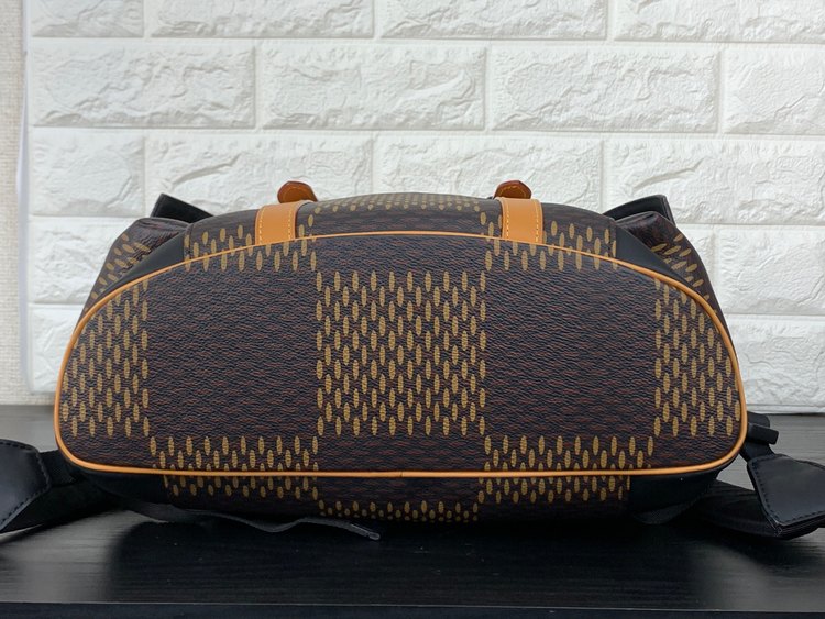 クリストファーPM N40358 ダミエジャイアント モノグラム NIGO バッ（ブランドバッグ）の商品画像 - 査定依頼日：2022年9月12日 - 最高査定価格：272,000円