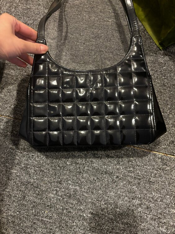 チョコバーパテントレザーショルダーバッグ（ブランドバッグ）の商品画像 - 査定依頼日：2025年5月8日 - 最高査定価格：80,000円