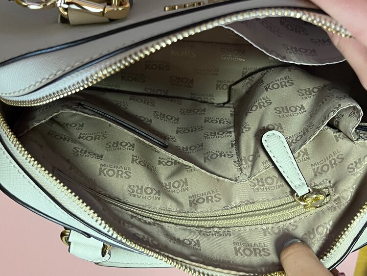 ショルダーバック（ブランド財布・小物）の商品画像 - 査定依頼日：2025年3月31日 - 最高査定価格：3,000円